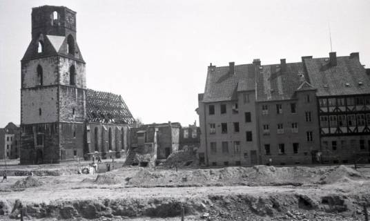 ARH NL Koberg 8866, Zerstörte Kreuzkirche und Wohnhäuser, Hannover, 1947
