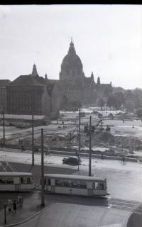 ARH NL Koberg 9108, Räumung am Aegidientorplatz, vorne Straßenbahn, hinten Neues Rathaus, Hannover, 1952