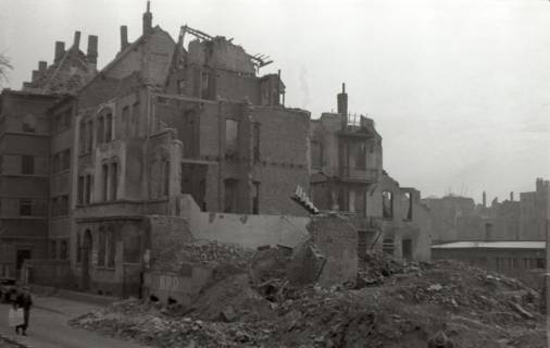 ARH NL Koberg 9230, Zerstörte Gebäude und Trümmer, eine Wand trägt die Aufschrift "KPD", Hannover, 1947