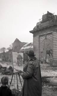 ARH NL Koberg 9257, Der Maler Hans Kreuzer und ein Kind vor dem zerstörten Marstalltor, Hannover, 1952