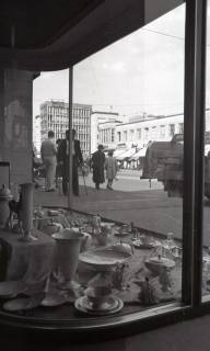 ARH NL Koberg 9291, Schaufenster mit Geschirr und Porzellanfiguren, Hannover, 1952