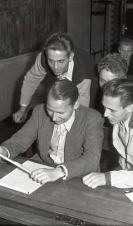 ARH NL Koberg 9314, Junge Männer in einem Schul- oder Vorlesungsraum?, Hannover, 1952