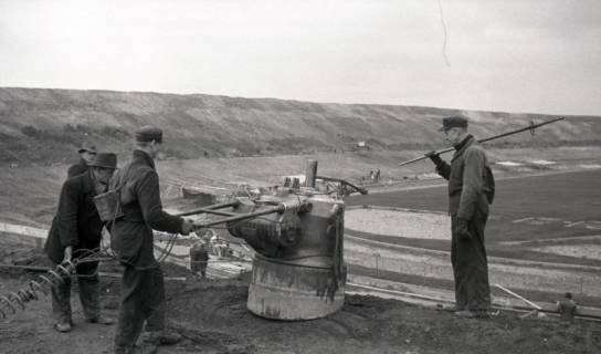 ARH NL Koberg 9338, Arbeiter beim Bau des Niedersachsenstadions (heute HDI-Arena), Hannover, 1952