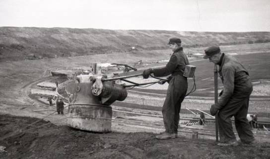 ARH NL Koberg 9339, Arbeiter beim Bau des Niedersachsenstadions (heute HDI-Arena), Hannover, 1952