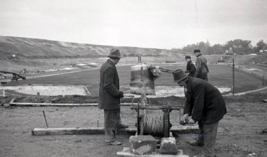ARH NL Koberg 9340, Arbeiter beim Bau des Niedersachsenstadions (heute HDI-Arena), Hannover, 1952