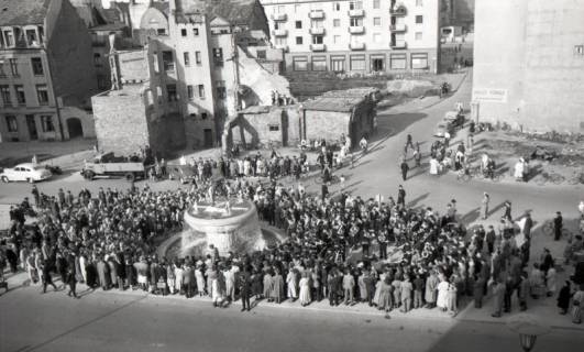 ARH NL Koberg 9378, Einweihung des Duve-Brunnens, im Hintergrund zerstörte Häuser, Hannover, 1953