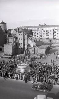 ARH NL Koberg 9379, Einweihung des Duve-Brunnens, im Hintergrund zerstörte Häuser und der Beginenturm, Hannover, 1953