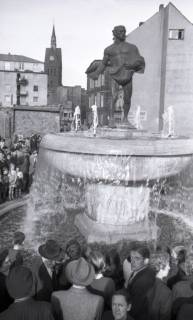 ARH NL Koberg 9380, Einweihung des Duve-Brunnens, im Hintergrund die Marktkirche, Hannover, 1953
