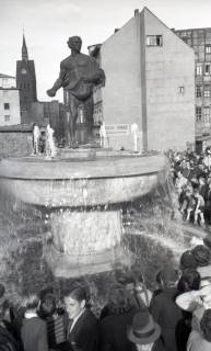 ARH NL Koberg 9382, Einweihung des Duve-Brunnens, im Hintergrund die Marktkirche, Hannover, 1953