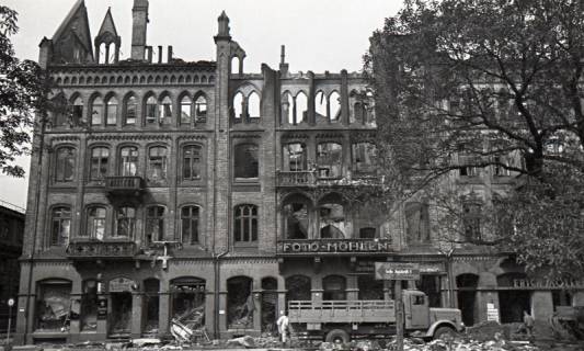 ARH NL Koberg 9427, Zerstörte Geschäfte, unter anderem "Foto Möhlen", "Erich Möller Rad" und "H. Döpke Gaststätte", (Zwangs?)Arbeiter verräumen Trümmer, Hannover, 1943
