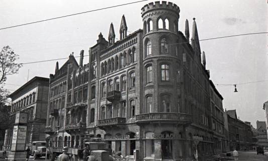 ARH NL Koberg 9428, Zerstörte Geschäfte, unter anderem "Foto Möhlen" und "Erich Möller Rad", Hannover, 1943
