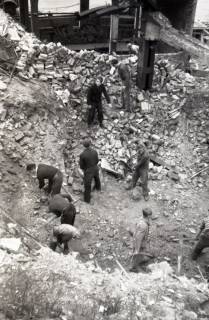ARH NL Koberg 9481, Personen räumen Trümmer in der Georgstraße, Hannover, 1947
