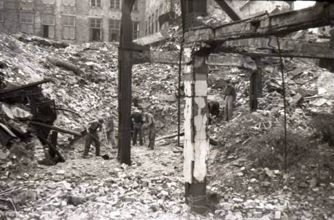 ARH NL Koberg 9484, Personen räumen Trümmer in der Georgstraße, Hannover, 1947