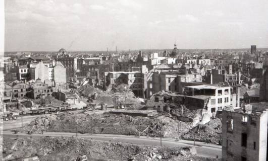 ARH NL Koberg 9520, Köbelinger Markt, hinten links Stadthalle, rechts Kuppel der Deutschen Bank, Hannover, 1947