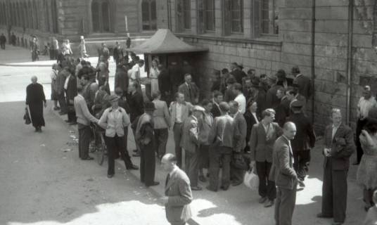 ARH NL Koberg 9535, Personenansammlung, Hannover, 1945