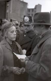 ARH NL Koberg 9549, Razzia am Hauptbahnhof zur Eindämmung von Schwarzhandel, Hannover, 1945