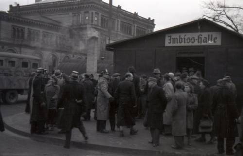 ARH NL Koberg 9552, Razzia am Hauptbahnhof zur Eindämmung von Schwarzhandel, Hannover, 1945
