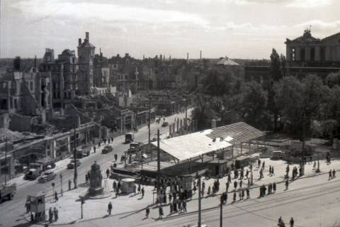 ARH NL Koberg 9566, Blick auf Kröpcke und zerstörte Wohnhäuser, Hannover, zwischen 1947/1948