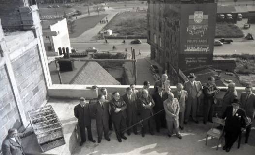 ARH NL Koberg 9578, Richtfest auf dem Dach des Neubaus der damaligen BHF-Bank, Hannover, wohl 1954