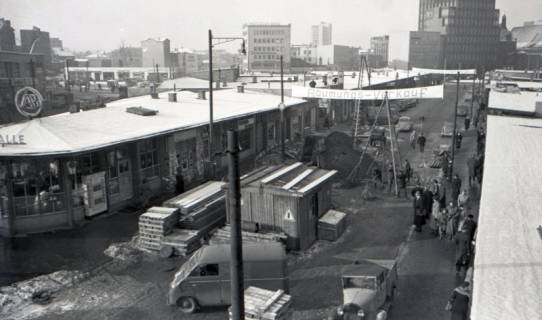 ARH NL Koberg 9589, Bauarbeiten zwischen Geschäften am Steintor, hinten das Anzeiger-Hochhaus, Hannover, nach 1949