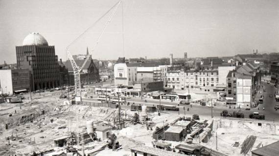 ARH NL Koberg 9601, Bauarbeiten am Steintor, hinten das Anzeiger-Hochhaus, Hannover, 1948