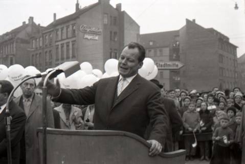 ARH NL Koberg 9631, Willy Brandt am Rednerpult, Enthüllung des "Berliner Meilensteins", Hannover, 1959