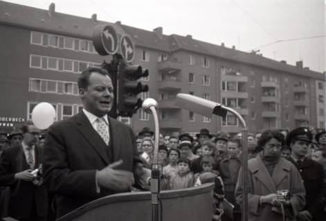 ARH NL Koberg 9633, Willy Brandt am Rednerpult, Enthüllung des "Berliner Meilensteins", Hannover, 1959