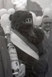 ARH NL Koberg 9636, Berliner Bär und eine Flasche "Original Berliner Spreewasser", Enthüllung des "Berliner Meilensteins", Hannover, 1959