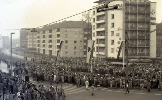 ARH NL Koberg 9637, Publikum bei der Enthüllung des "Berliner Meilensteins", Ecke Marienstraße, Hannover, 1959