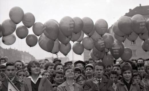 ARH NL Koberg 9638, Publikum mit Luftballons bei der Enthüllung des "Berliner Meilensteins", Hannover, 1959