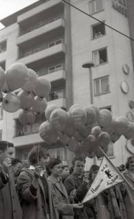 ARH NL Koberg 9640, Publikum mit Luftballons bei der Enthüllung des "Berliner Meilensteins", Hannover, 1959