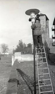 ARH NL Koberg 9654, Zwei Arbeiter bauen eine Straßenlaterne auf, Am Hohen Ufer, Hannover, 1953
