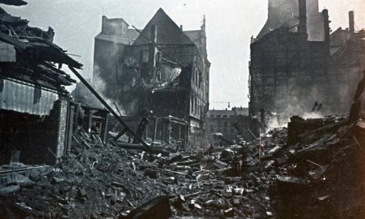 ARH NL Koberg 9684, Zerstörte Häuser in der Altstadt, Hannover, 1943