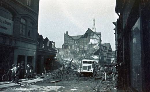 ARH NL Koberg 9687, Zerstörte Häuser in der Altstadt, hinten Kreuzkirche, Hannover, 1943