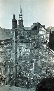 ARH NL Koberg 9688, Zerstörte Häuser in der Altstadt, links Ballhof, hinten Kreuzkirche, Hannover, 1943