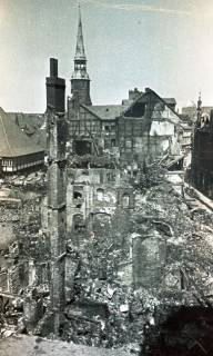 ARH NL Koberg 9689, Zerstörte Häuser in der Altstadt, links Ballhof, hinten Kreuzkirche, Hannover, 1943
