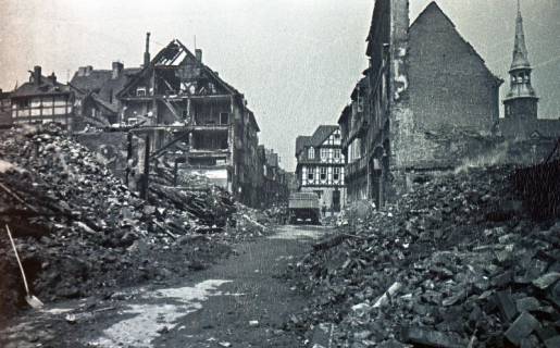 ARH NL Koberg 9691, Zerstörte Häuser in der Altstadt, rechts die Kreuzkirche, Hannover, 1943