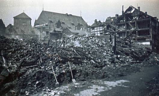 ARH NL Koberg 9694, Zerstörte Häuser in der Altstadt, Hannover, 1943