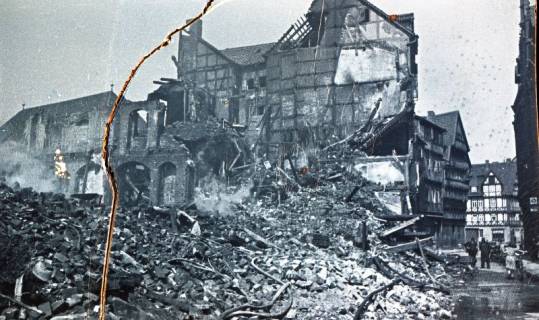 ARH NL Koberg 9702, Zerstörte Häuser in der Altstadt, Hannover, 1943