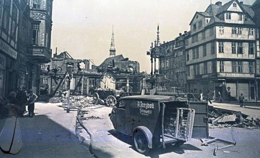 ARH NL Koberg 9705, Zerstörte Häuser am Holzmarkt, mittig Oscar-Winter-Brunnen, hinten Kreuzkirche, Hannover, 1943
