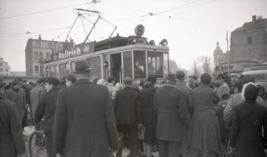 ARH NL Koberg 9747, Straßenbahnunfall und Schaulustige, Hannover, 1949