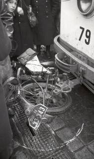 ARH NL Koberg 9748, Straßenbahnunfall, umgefahrenes Moped und Schaulustige, Hannover, 1949