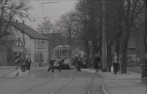ARH NL Koberg 976, Straßenbahnhaltestelle mit Straßenbahn, Gleidingen, 1974