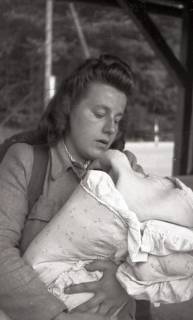 ARH NL Koberg 9809, Frau mit Kind, am Grenzübergang Helmstedt/Marienborn, 1946