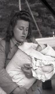 ARH NL Koberg 9810, Frau mit Kind, am Grenzübergang Helmstedt/Marienborn, 1946