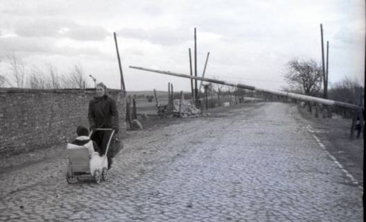 ARH NL Koberg 9827, Illegaler Grenzübertritt, am Grenzübergang Helmstedt/Marienborn, 1946