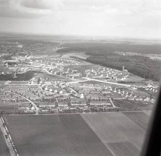 ARH NL Koberg 9910, Blick über die Stadt mit Stadtwald und Ev. ChristusBrüderGemeinde (r.), Wolfsburg, 1957