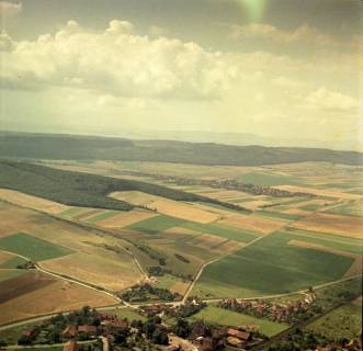 ARH NL Koberg 9929, Blick über die Ausläufer von Himmelsthür (unten) Richtung Südwesten zum Hildesheimer Wald (im Hintergrund), Sorsum, 1957
