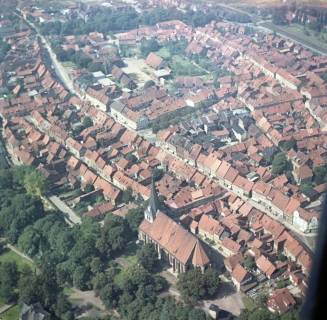 ARH NL Koberg 9974, Blick von Südosten über die St. Sixti-Kirche auf den Stadtkern vor dem Bau des »City-Center«, Northeim, 1957