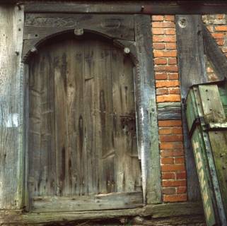 ARH NL Machinowski 9, Holztür eines Wohnhauses mit Inschrift, Uetze, 1982